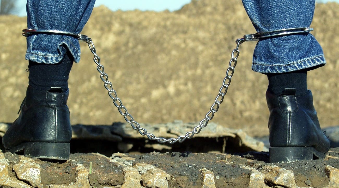 Fussfesseln_Fusseisen_Fussschellen_Verhaftung_Kriminalisierung_Staatsrepressalien_Staatsrepression_Totalitarismus_Andersdenkende_Kritisches-Netzwerk