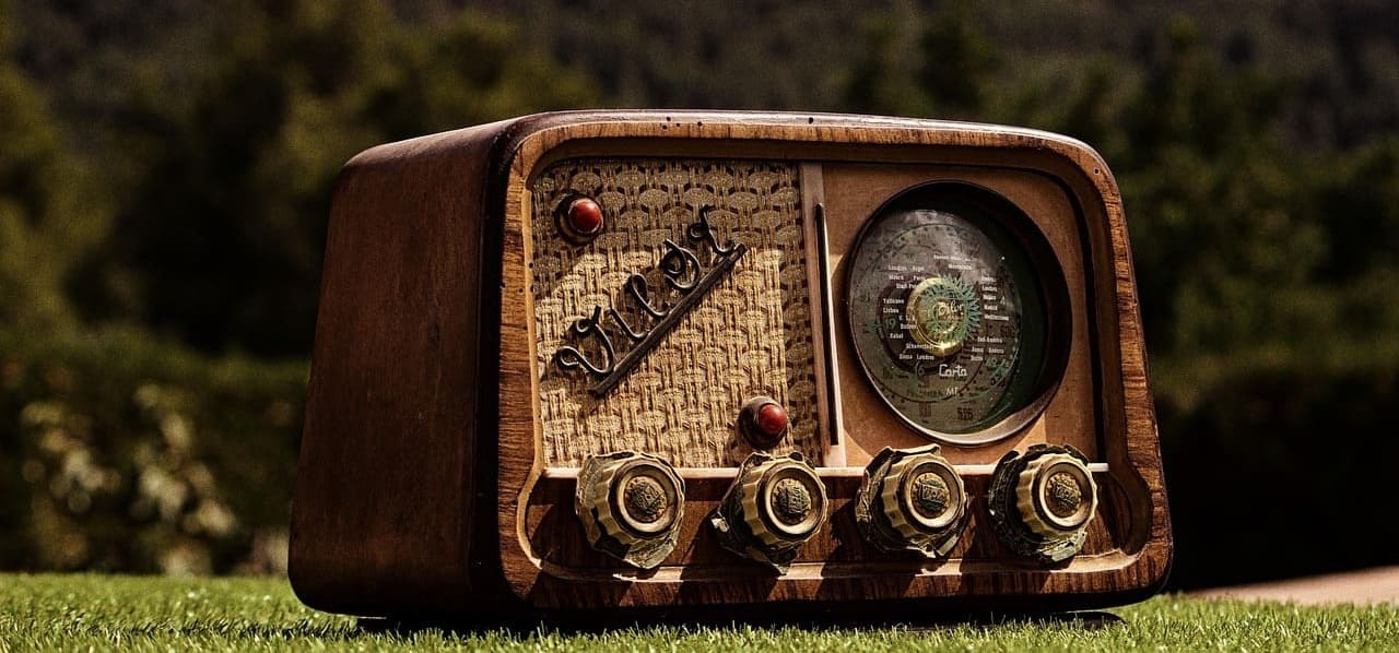 Radio_Radiogeraet_Vintage_Nostalgie_altmodisch_Berieselung_Hoerfunk_Massenverfuegbarkeit_Radiosendung_Radiouebertragung_Rundfunk_Empfangsgeraet_Kritisches-Netzwerk
